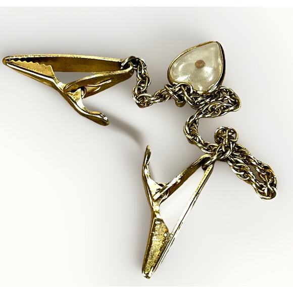 Vintage Mustard Seed Set in Heart Shaped Charm Gold Tone Chainlink Sweater Clip - Picture 1 of 9